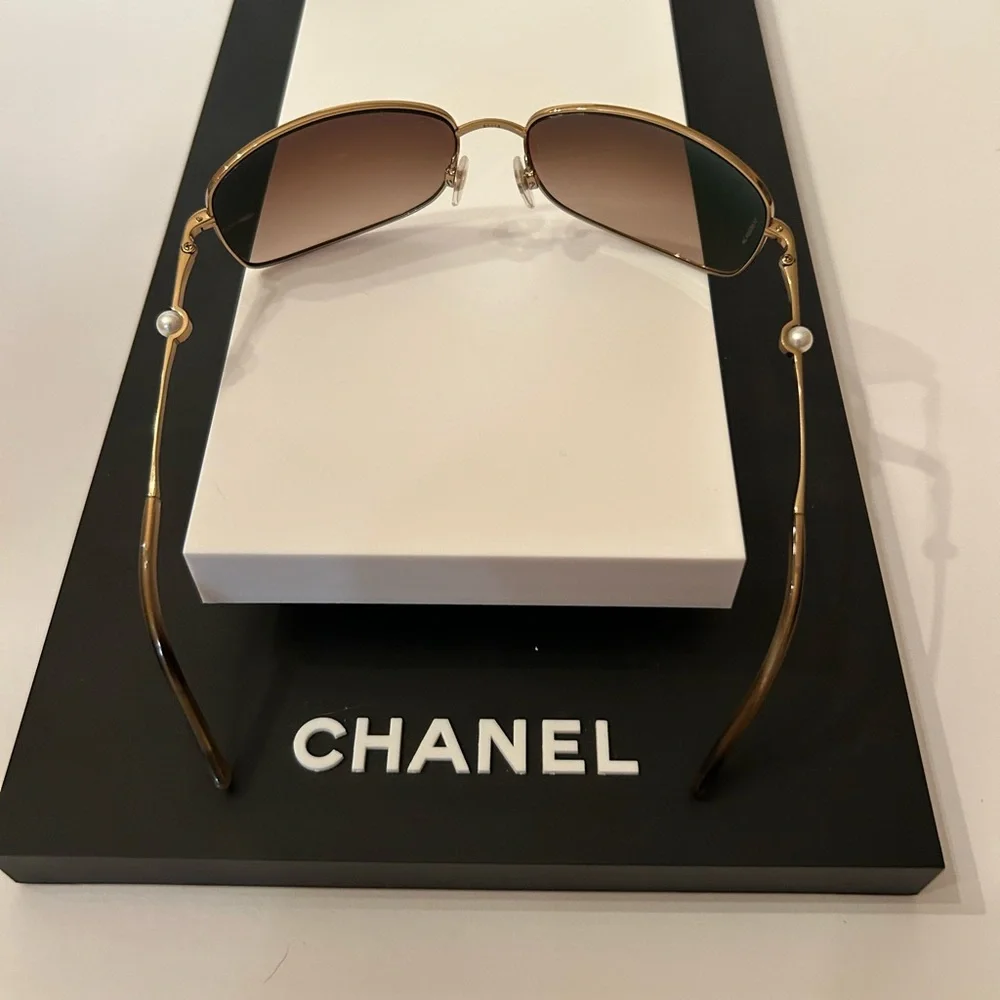 CHANEL Gold Sunglasses with Pearl Embellishment - Picture 3 of 9